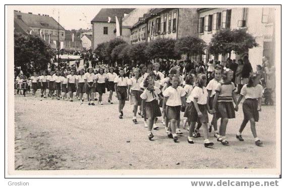 NAMEST MORAVIE TCHEQUE CP PHOTO 1946 OBSEQUES PARACHUTISTE JOS SANDERY GROUPE D'ENFANTS - Tchéquie