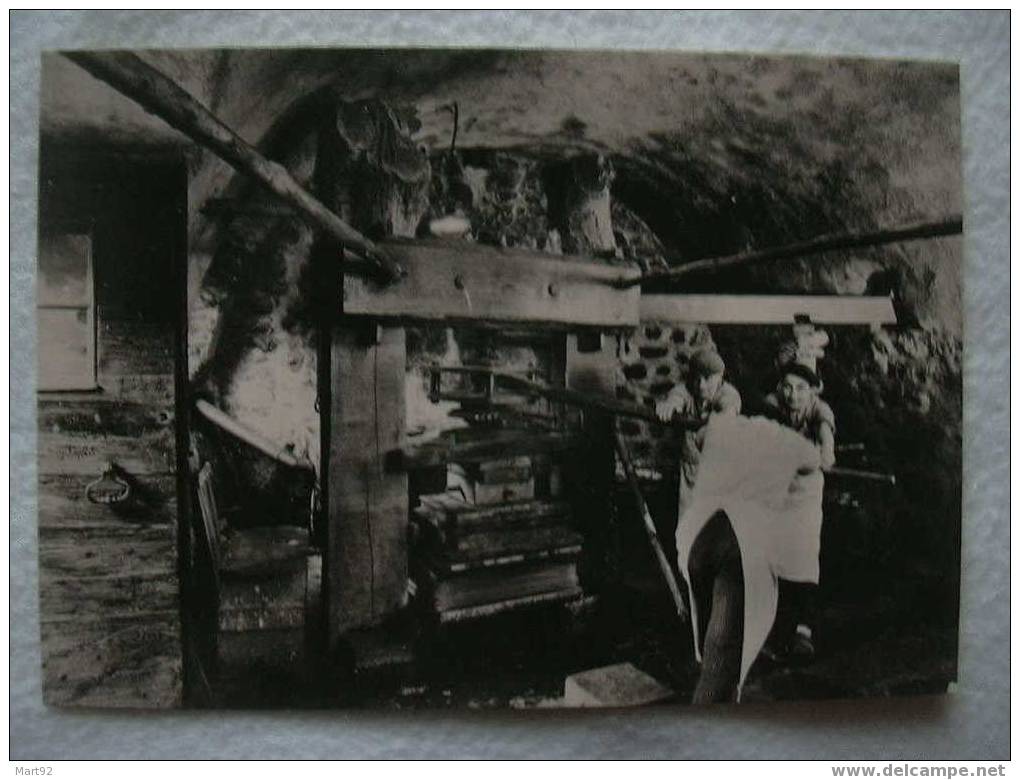 63 AMBERT  MUSEE DU PAPIER  PRESSAGE DES FEUILLES BLANCHES - Ambert