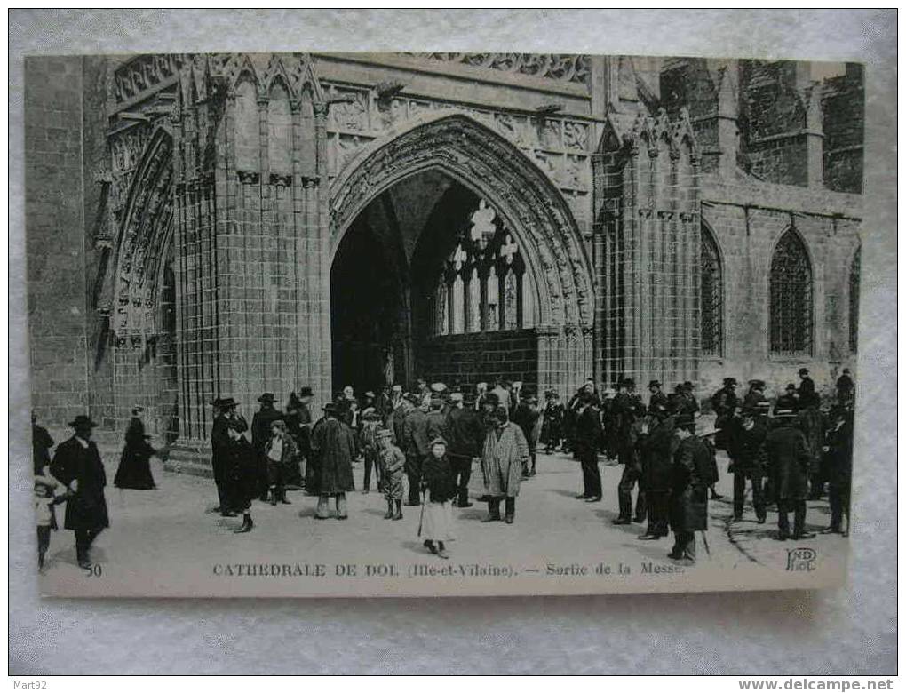 35 DOL DE BRETAGNE SORTIE DE LA MESSE - Dol De Bretagne