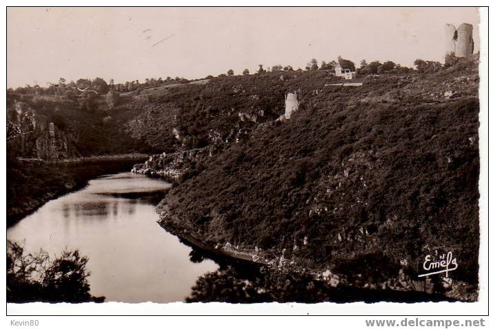 23 CROZANT Les Ruines Et La Vallée De La Sedelle - Crozant