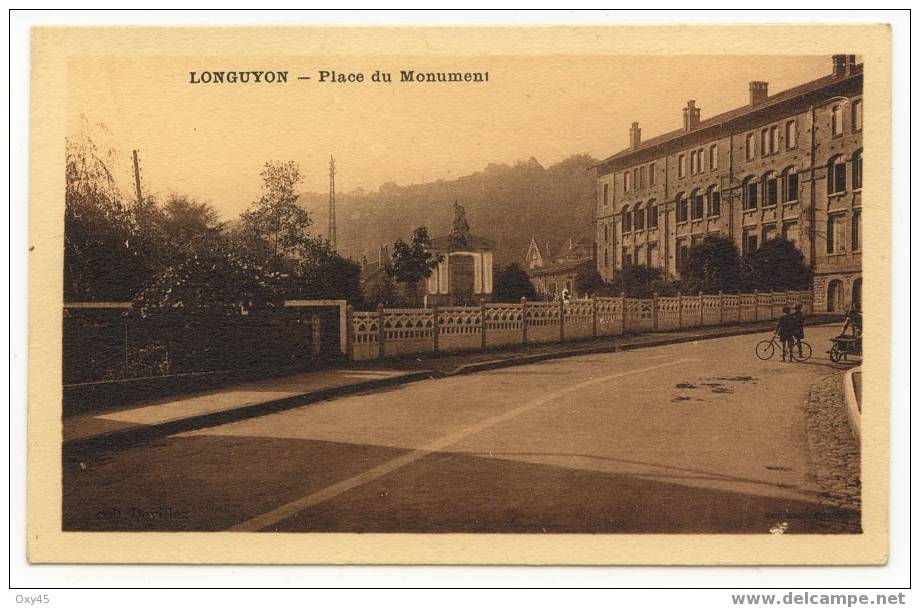 Longuyon - Place Du Monument - Longuyon