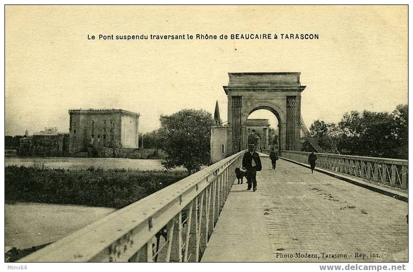 D. 30 . BEAUCAIRE A TARASCON LE PONT SUSPENDU TRAVERSANT LE RHONE . - Beaucaire