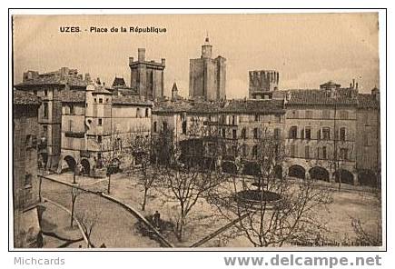 CPA 30 UZES - Place De La Republique - Uzès