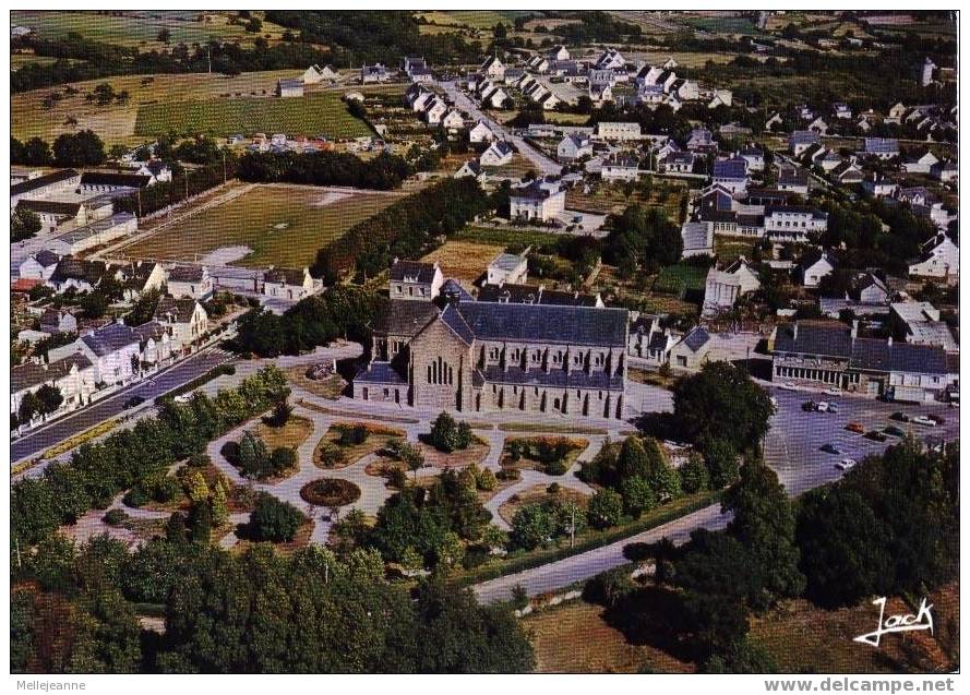 Cpsm Muzillac , église, Terrain De Foot , Camping ... - Muzillac