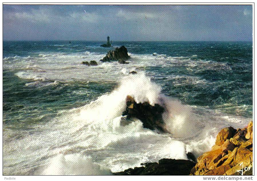 Carte Postale Animée Audierne  La Pointe Du Raz Et Le Phare De La Vieille - Audierne