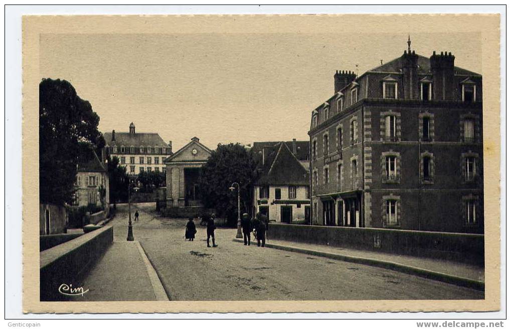 H122 - AUBUSSON - Place Du Palais Et Du Collège - Aubusson