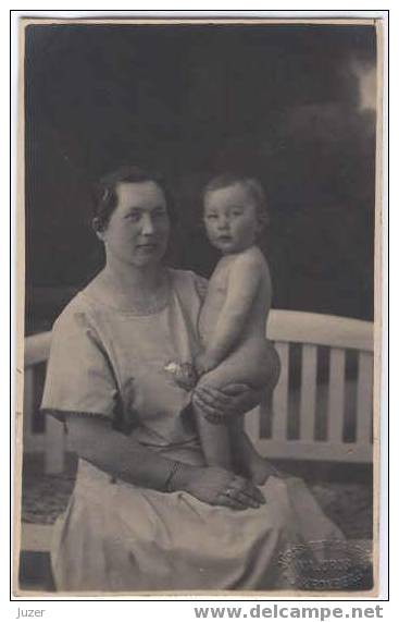 Latvia: Woman With NAKED Child, Old Photo - Ohne Zuordnung