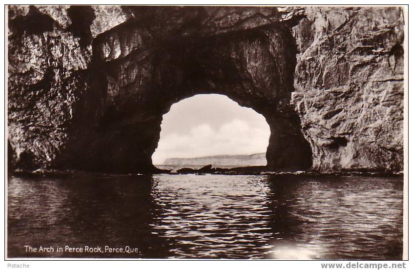 Percé - The Arch In Perce Rock - Le Trou Du Rocher Percé - Percé
