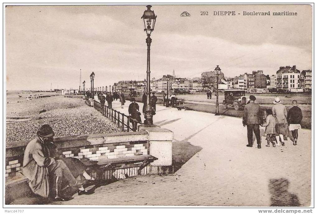 DIEPPE 76 Boulevard Maritime Amoureux Et Vieille Voiture Belle Animation - Duclair