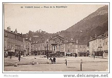 CPA 38 VOIRON - Place De La Republique - Voiron