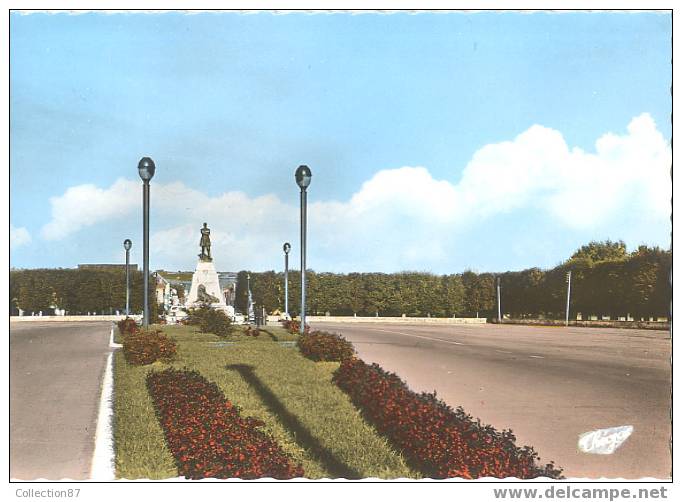 79 - DEUX SEVRES - ST MAIXENT L'ECOLE - CHAMP DE FOIRE - STATUE DENFERT ROCHEREAU - Editeur THEOJAC N° 270-23 - Saint Maixent L'Ecole