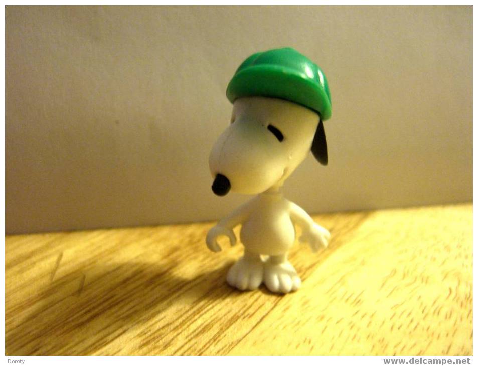 FIGURINE SNOOPY AVEC SA CASQUETTE VERTE - Snoopy