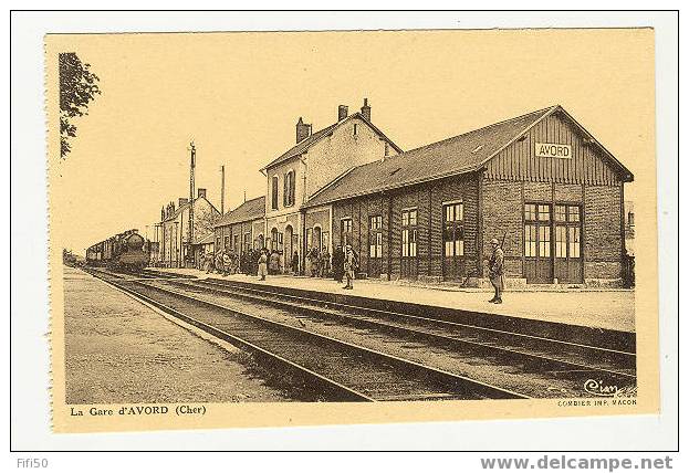 AVORD 18    La Gare   Train, Militaires - Avord
