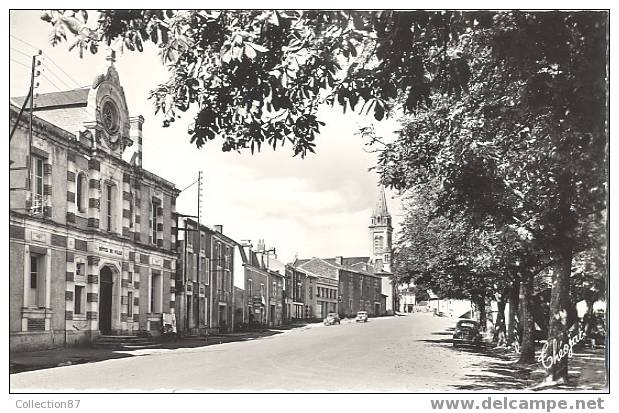 79 - DEUX SEVRES - THENEZAY - LA PLACE De L' HOTEL De VILLE - CITROEN 2 CV - THEOJAC N° 326-4 - Thenezay