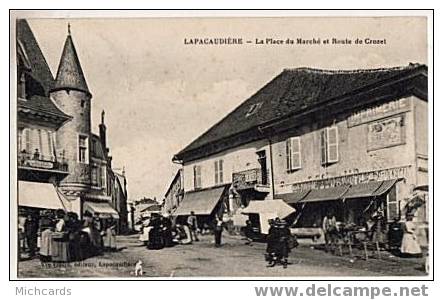 CPA 42 LAPACAUDIERE - La Place Du Marche Et Route De Crozet - La Pacaudiere