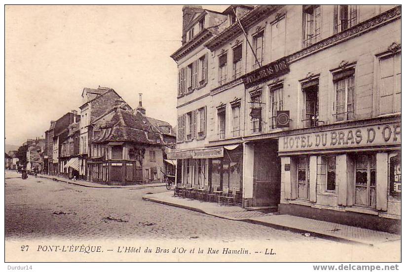 PONT-L'EVÊQUE.  L'Hôtel Du Bras D'Or Et La Rue Hamelin - Pont-l'Evèque