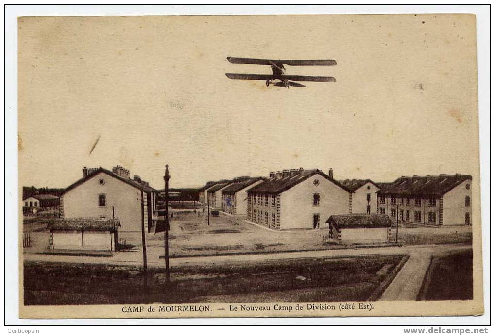 H130 - Camp De MOURMELON - Le Nouveau Camp De Division (côté Est) - Avion Survolant Le Camp - Camp De Châlons - Mourmelon
