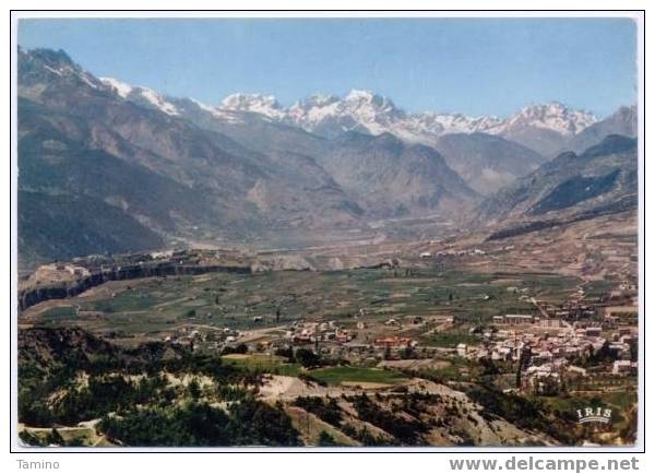 Guillestre. Vue Générale. Au Fond, Montdauphin Et Le Massif Du Pelvoux. 1967. - Guillestre