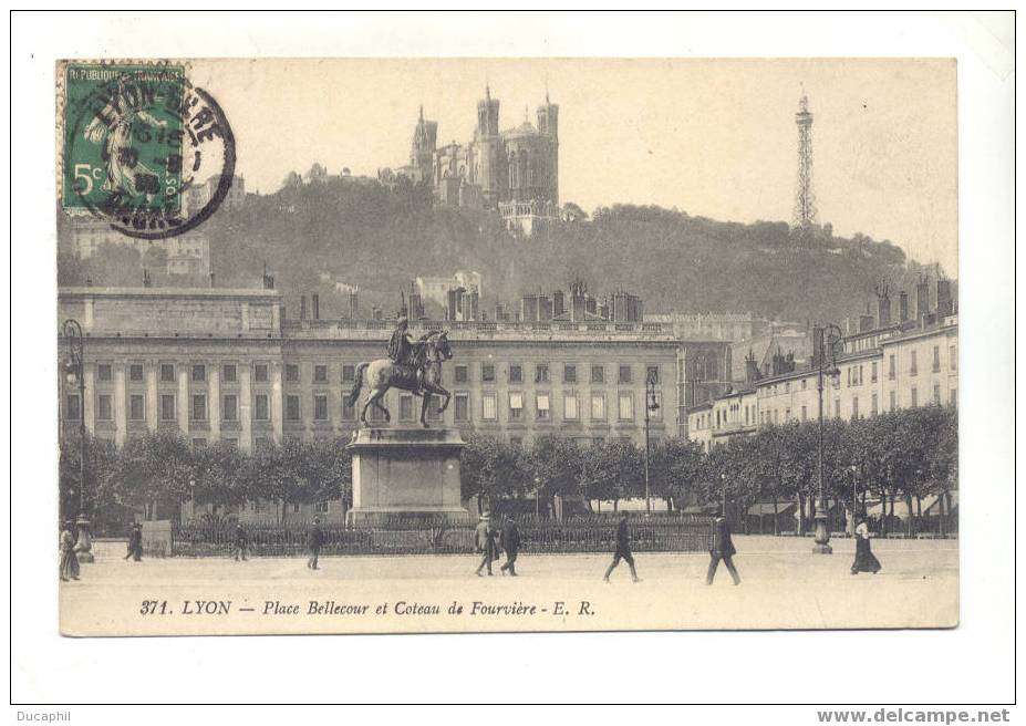 LYON   PLACE BELLECOUR ET COTEAU DE FOUVIERE - Lyon 1