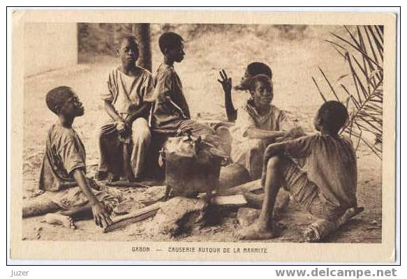 Gabon: Easy Talk Around Pot. Old And Vintage Postcard - Gabun