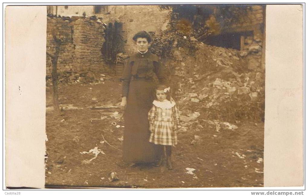 CP PHOTO Femme + Fillette Devant Ruines De Leur Maison - Guerre 1914-18