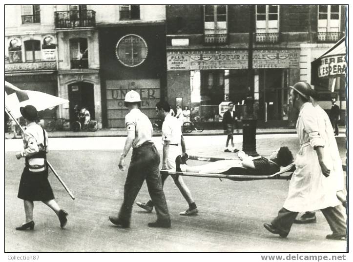 75 - PARIS - GUERRE 39 * 45 - INFIRMIERE CROIX ROUGE - TRANSPORT De BLESSE - RED CROSS - Rode Kruis