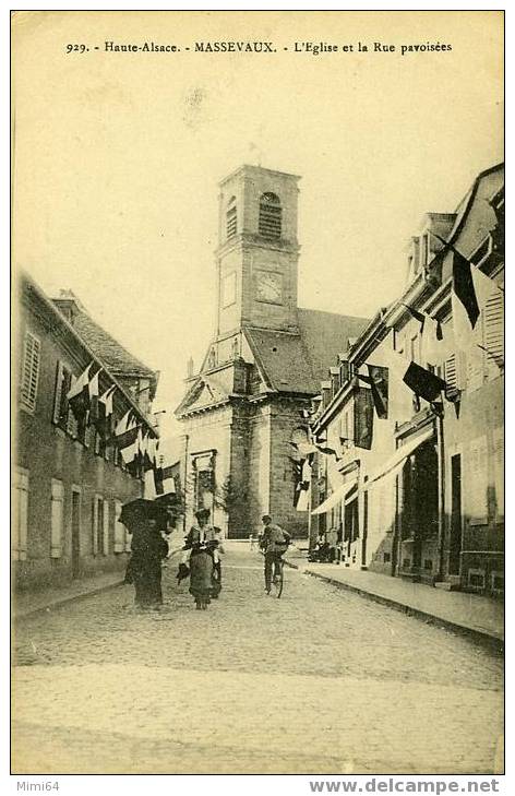 D. 68 .  MASSEVAUX -  L´EGLISE ET LA RUE PAVOISEES - BELLE ANIMATION - - Masevaux