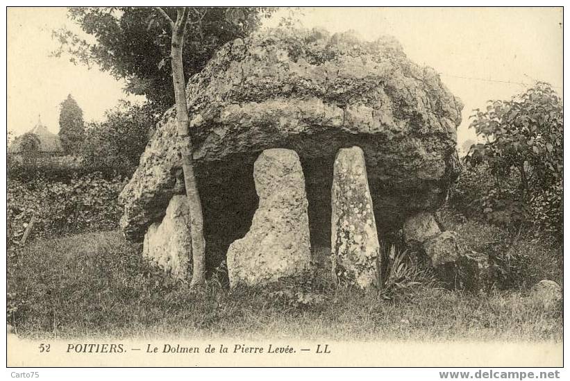 DOLMEN - POITIERS 86 - La Pierre Levée - Monument Mégalithique - Dolmen & Menhirs