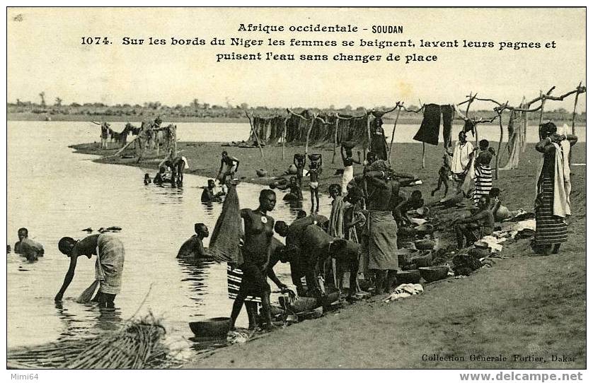 SENEGAL .  AFRIQUE OCCIDENTALE -  SOUDAN . SUR LES BORDS DU NIGER LES FEMMES SE BAIGNENT , LAVENT LEURS PAGNES ET PUISEN - Soudan