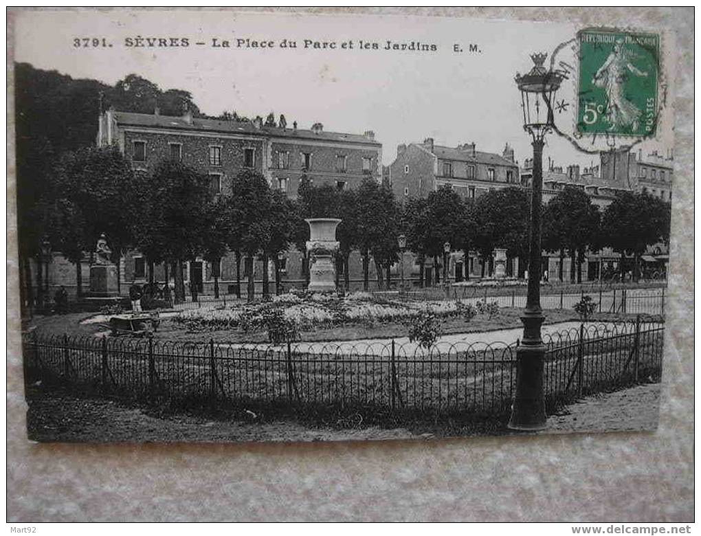 92 SEVRES  LA PLACE DU PARC ET LES JARDINS - Sevres