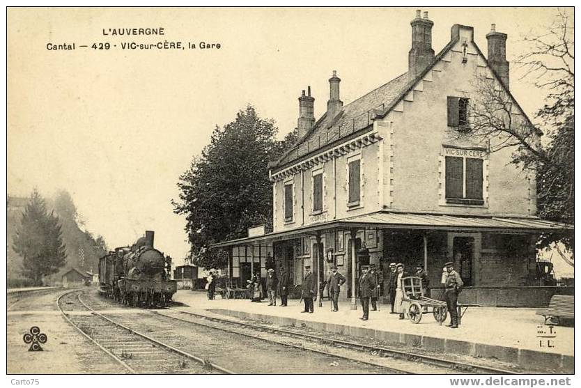 VIC SUR CERE 15 - La Gare - TRAIN - Stazioni Con Treni