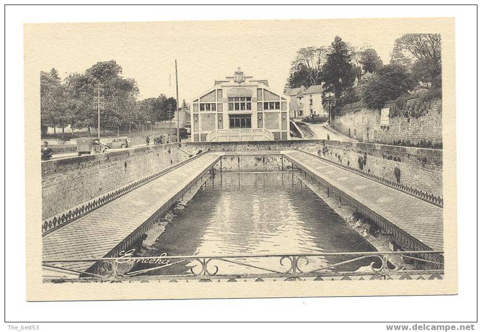 Doué La Fontaine - Les Fontaines Devant La Salle Des Fêtes (Lavoir) - Doue La Fontaine