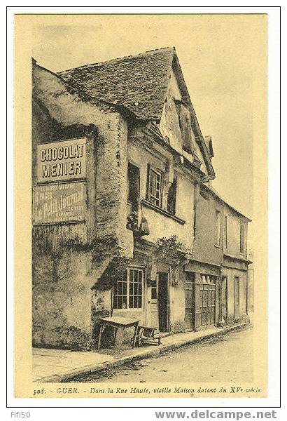 GUER - Morbihan - Dans La Rue Haute, Vieille Maison Datant Du XVème - Publicité Chocolat Menier Et Petit Journal - Guer Coetquidan