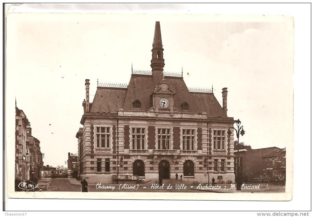 02 - CHAUNY - Lot De 2 Cartes -  Hôtel De Ville Et La Place- Architecte M. Luciant - Descriptif Au Dos - Chauny