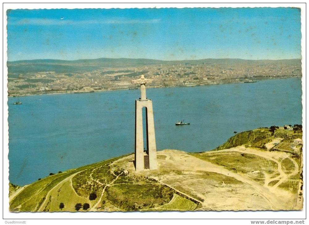 Portugal.Très Belle Cpsm Couleur Dentelée.Almada.Monumento A Chrito Rei E Lisboa. - Lisboa