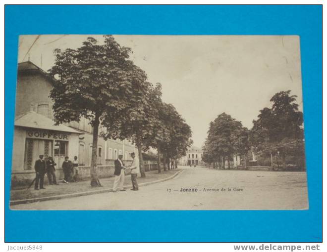 17) Jonzac - N° 17 - Le Facteur Et Salon De Coiffure Avenue De La Gare - Tres Belle Carte - Jonzac