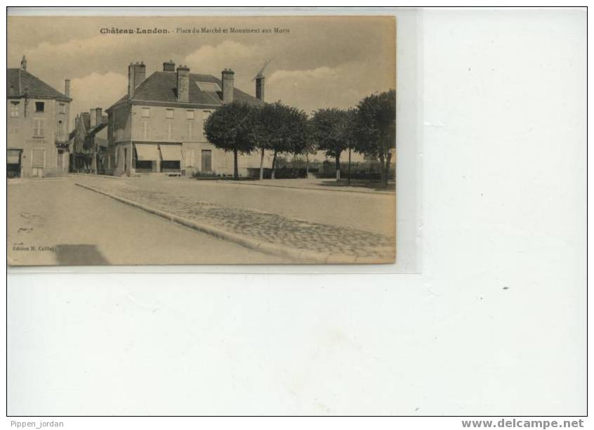 77 CHATEAU-LANDON   Place Du Marche Et Monument Aux Morts *Belle Carte. - Chateau Landon