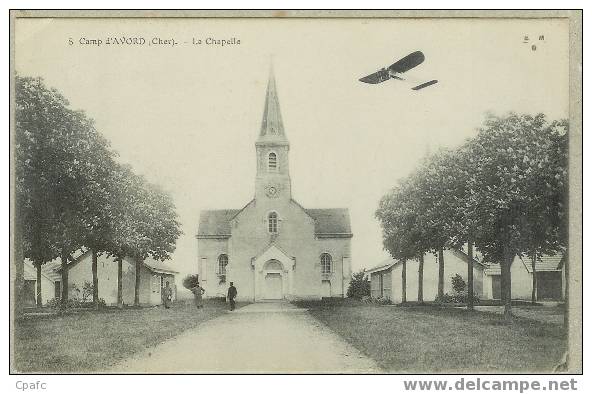 CAMP D'AVORD : La Chapelle Avec Un Avion La Survolant - Avord