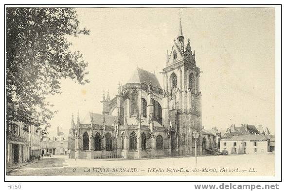 LA FERTE BERNARD (Sarthe) Eglise Notre-Dame Des Marais, Côté Nord  Maisons Des Chirurgiens Dentistes Au Fond à Droite LL - La Ferte Bernard