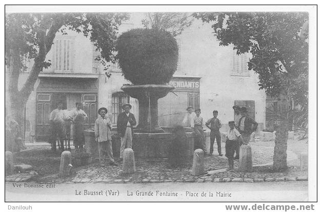 83 // VAR / LE BEAUSSET / La Grande Fontaine, Place De La Mairie / Bonasse édit / ANIMEE ++ / ** - Le Beausset