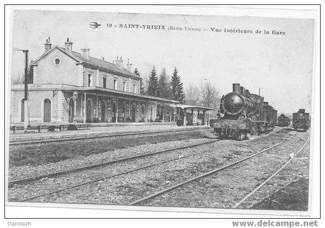 87 // HAUTE VIENNE / ST YRIEIX / Vue Intérieure De La Gare /  AVEC TRAIN - Saint Yrieix La Perche