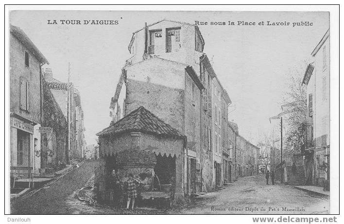 84 // VAUCLUSE / LA TOUR D AIGUES / Rue Sous La Place Et Lavoir Public / Roman édit / Animée - La Tour D'Aigues