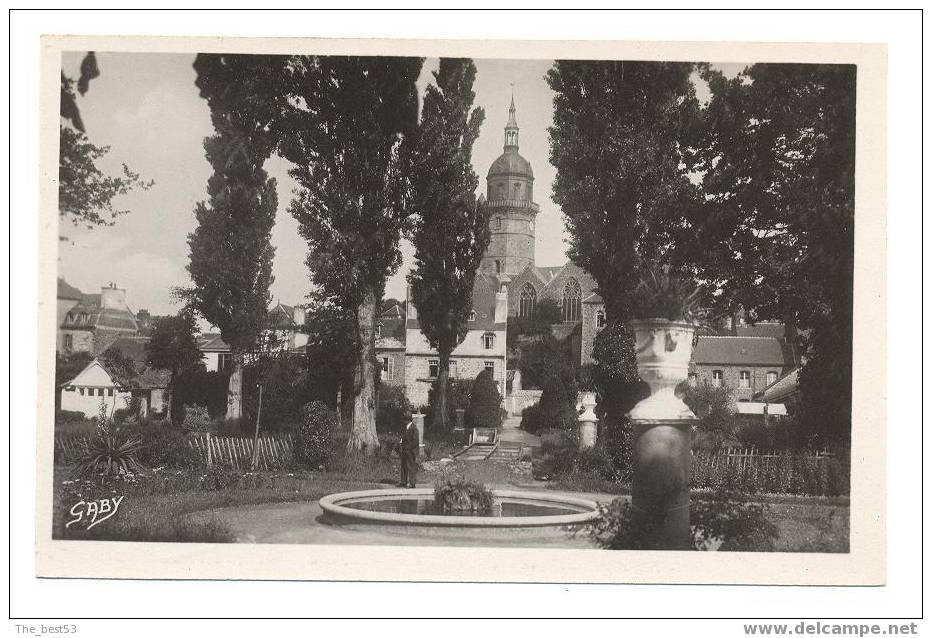 6 - Lamballe  -  Le Jardin Public Et L'Eglise St Jean - Lamballe