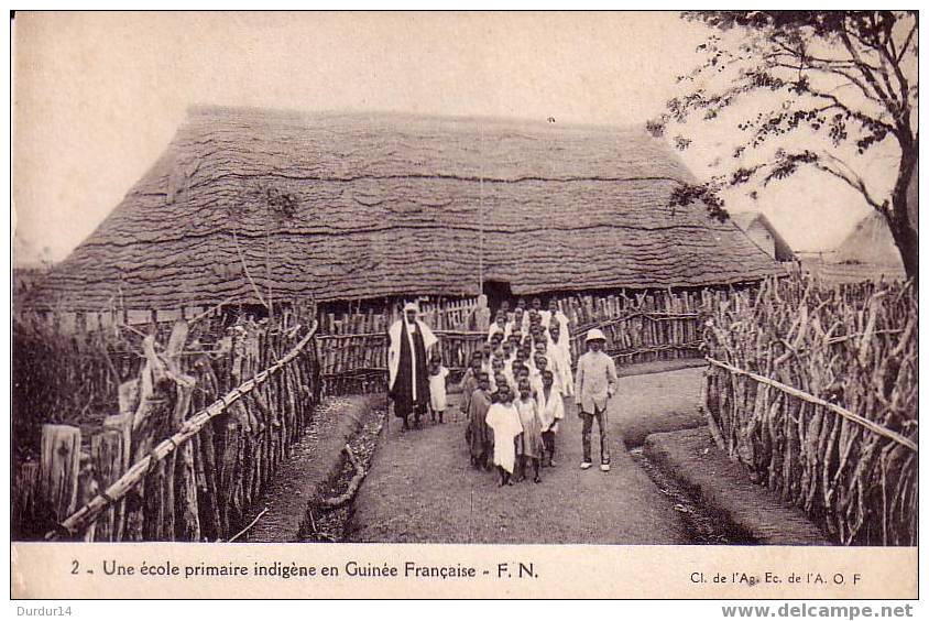 AFRIQUE / GUINEE FRANCAISE / Une école Primaire Indigène En Guinée Française  / F.N.  (Cl. De L´Ag. Ec. De L´A.O.F.) - Französisch-Guinea