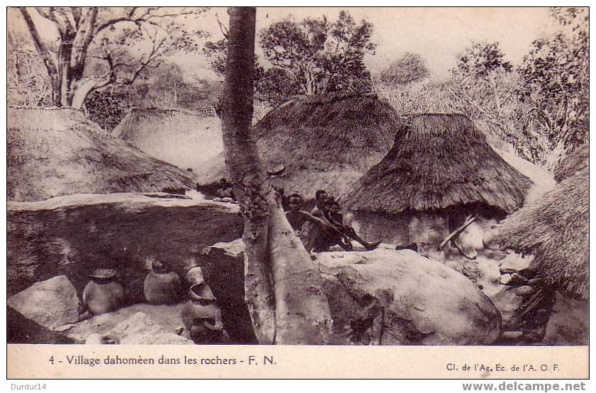 AFRIQUE / DAHOMEY / Village Dahoméen Dans Les Rochers- F.N.  (Cl. De L´Ag. Ec. De L´A.O.F.) - Dahome