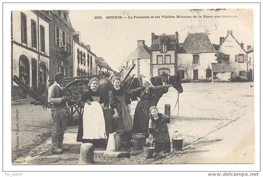 2331   Gourin   - La Fontaine Et Les Vieilles Maisons De La Place Aux Bestiaux - Gourin