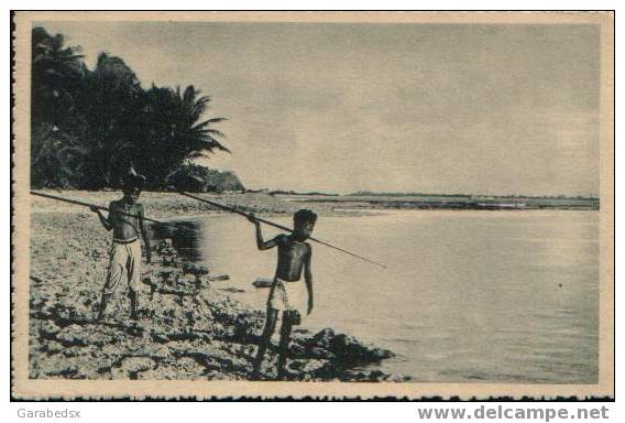 CPA Des CAROLINES - ... Petits Canaques Guettent Le Poisson... - Ed. Jésuites Missionnaires. - Autres & Non Classés