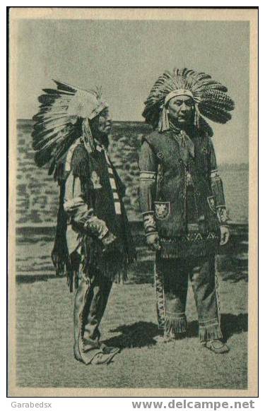 CPA De Deux Chefs Iroquois De Caughnarawaga En Habits De Fête Lors De La Récente Ordination Du Premier Prêtre Iroquois. - Indianer