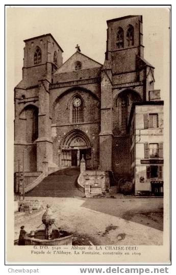 La Chaise Dieu - Façade De L'abbaye, La Fontaine - La Chaise Dieu