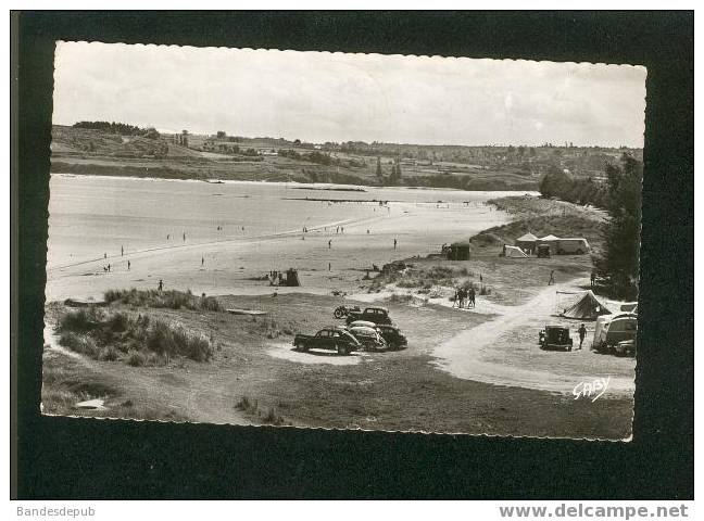 CPSM - Locquirec - La Plage Du Fond De La Baie ( Automobile Aux Couleurs De L'apéritif St Raphael - Visible à La Loupe ) - Locquirec